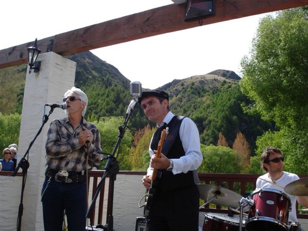 Mike Frost and the Icemen playing in Arrowtown